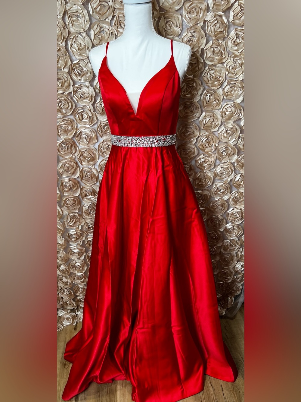 Red V-Neck Satin Evening Dress with Crystal Waistband
🚨 NEW WITHOUT TAGS🚨